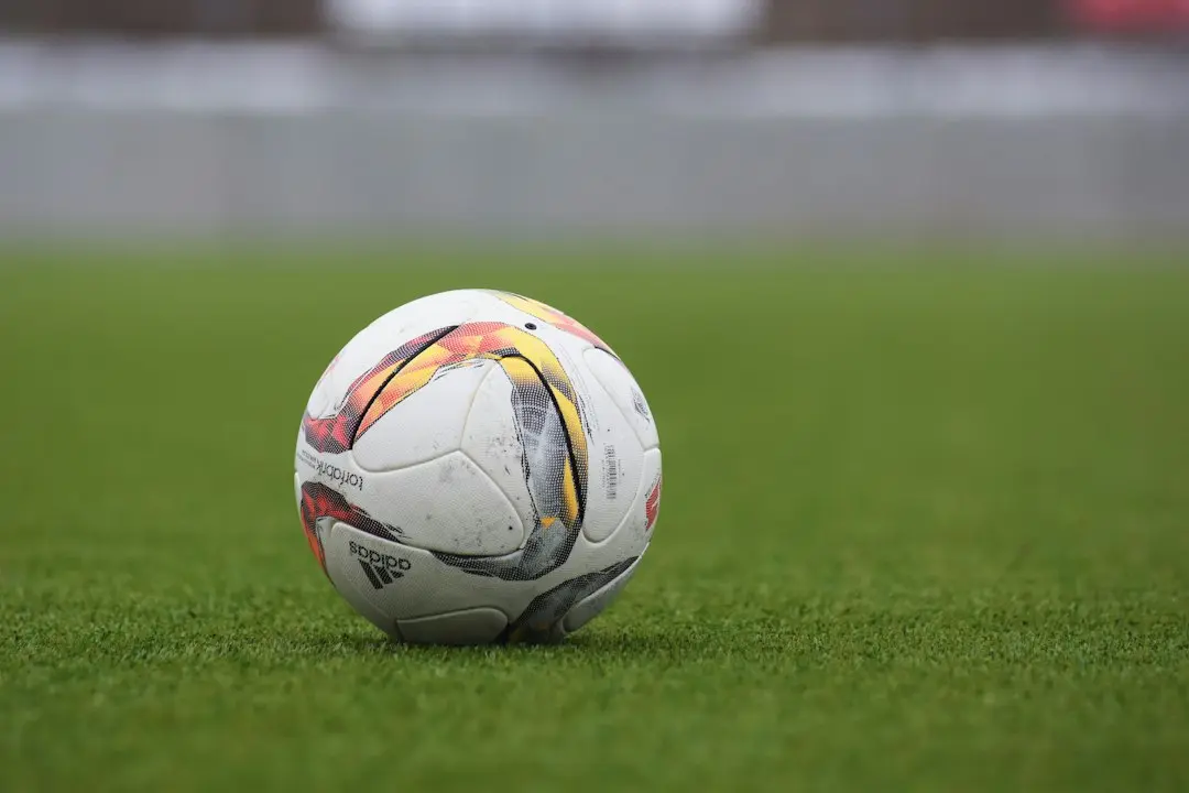 Sâmbătă neuitabilă în fotbalul universitar: când giganții au căzut și playoff-ul s-a schimbat