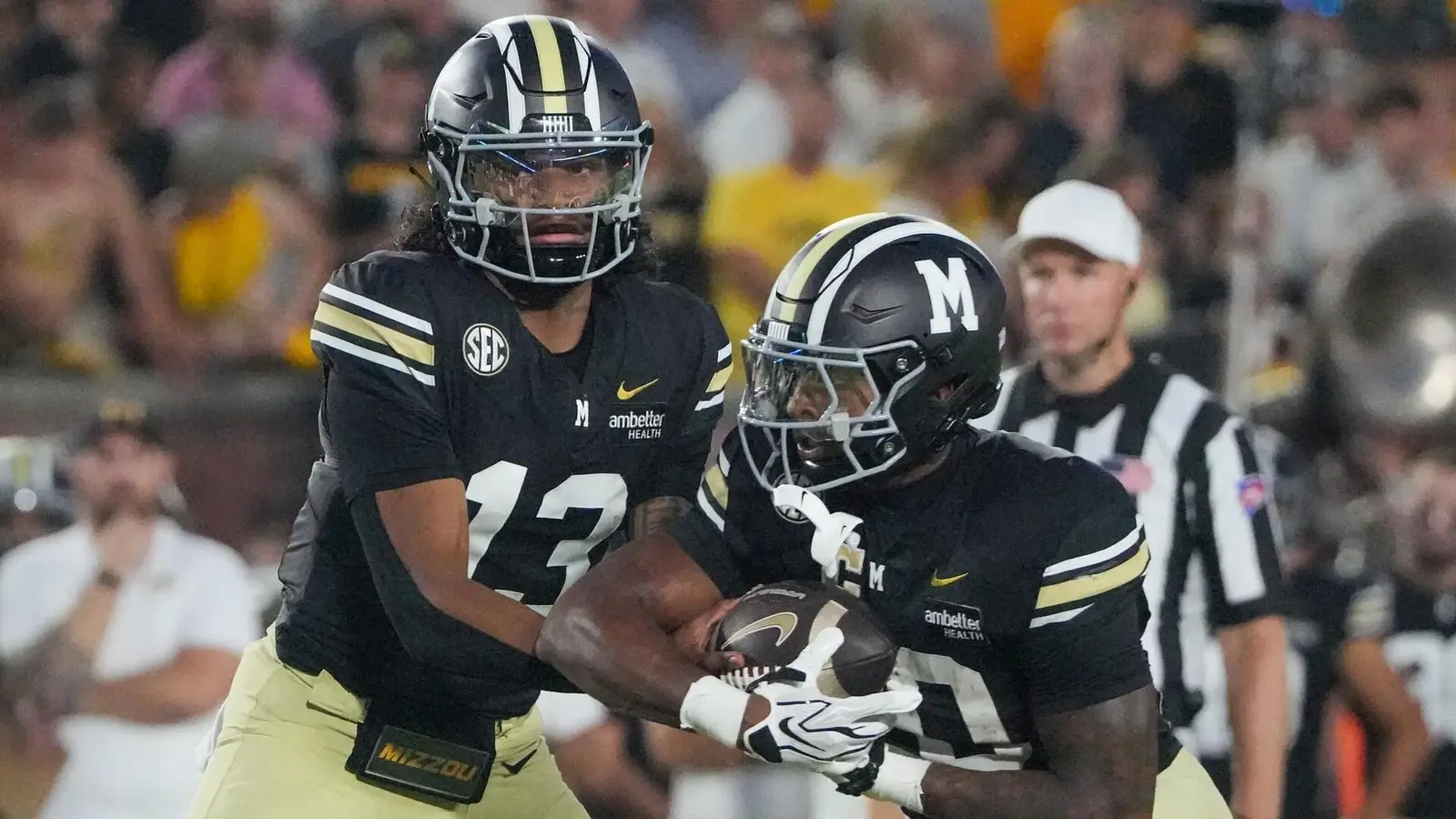 Duel de foc în SEC: Revenirea lui Austin Simmons pe terenul lui Ole Miss