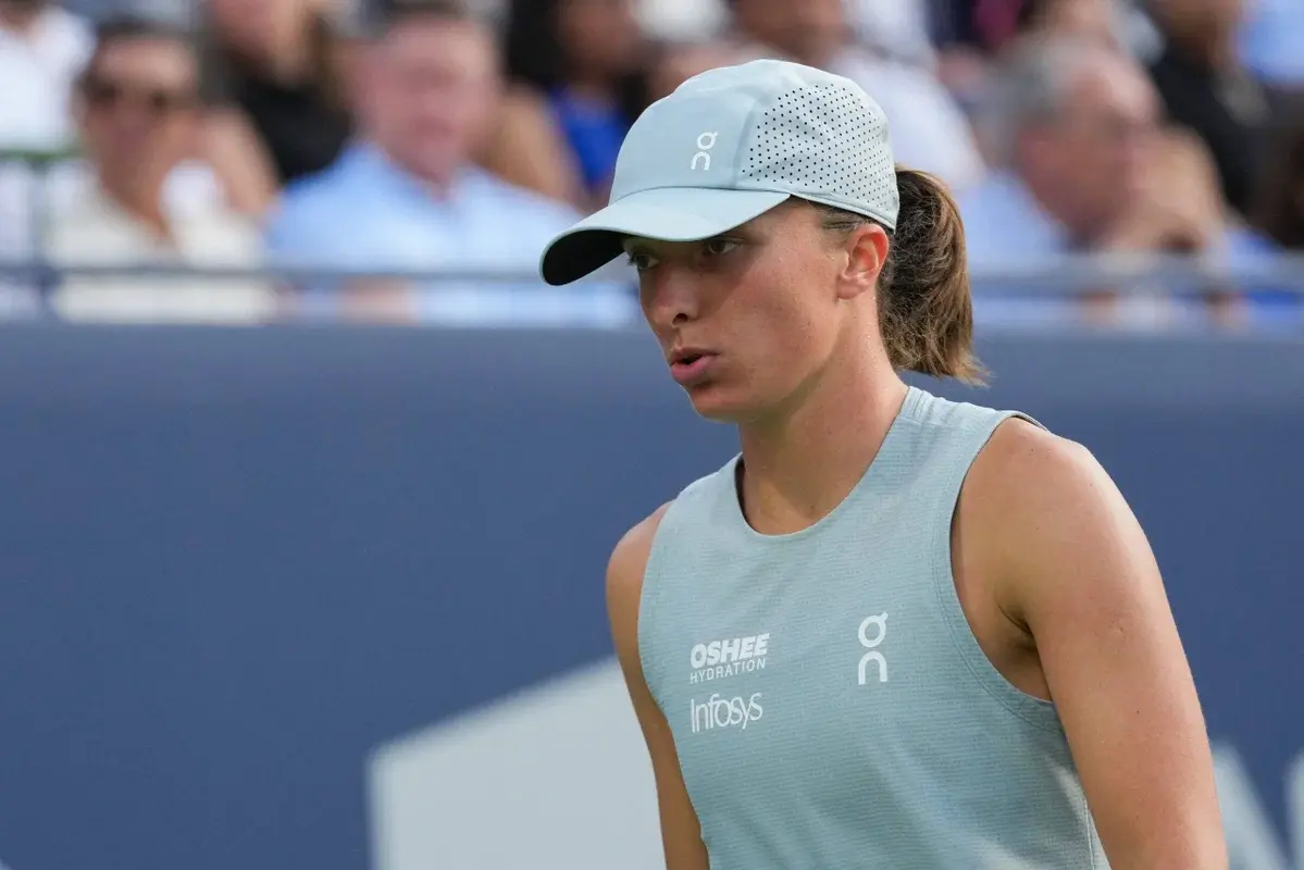 Wuhan Open: Swiatek pierde în lacrimi, fiziotul sub foc, Chwalinska avansează